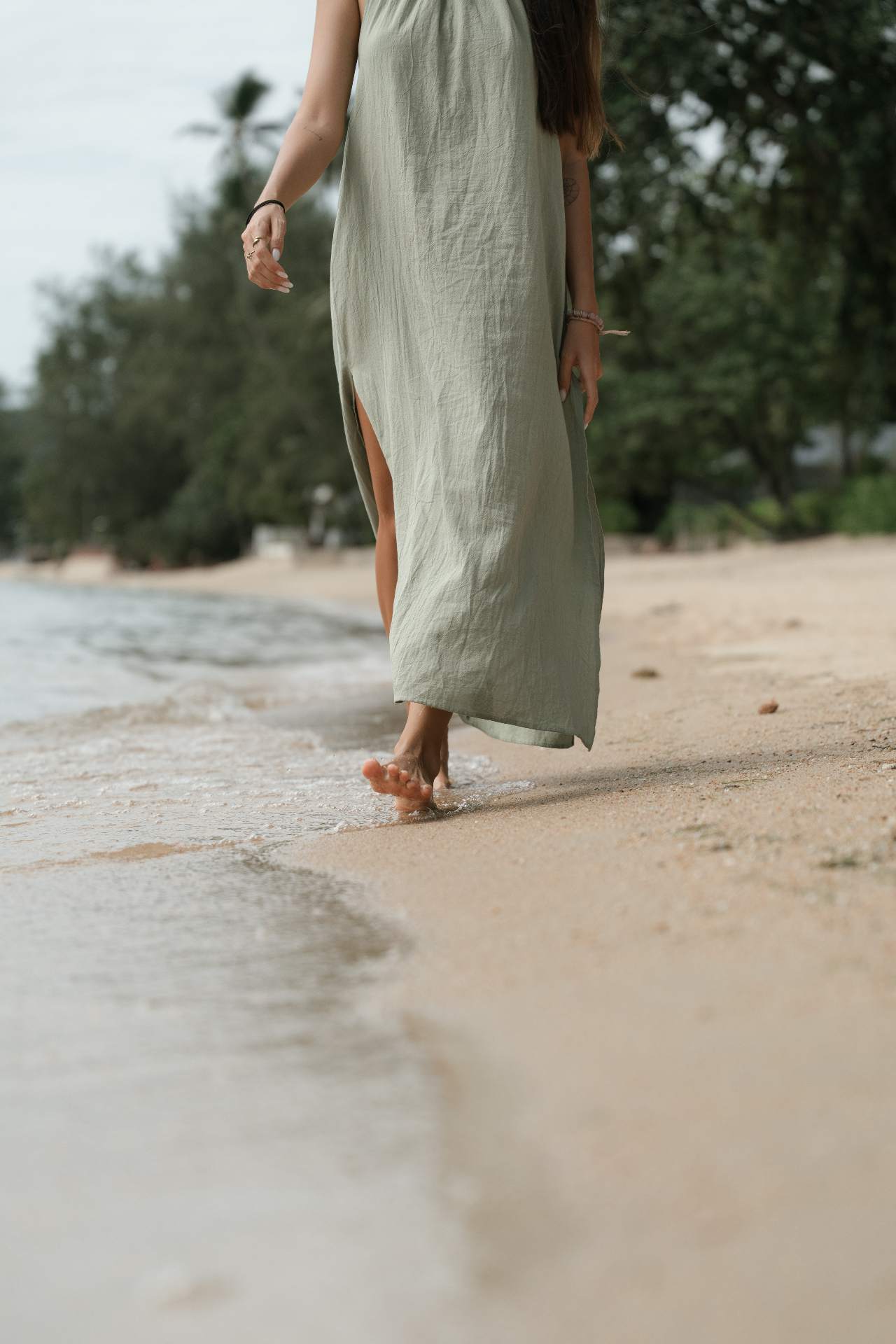 Walking barefoot along the shore near the shala